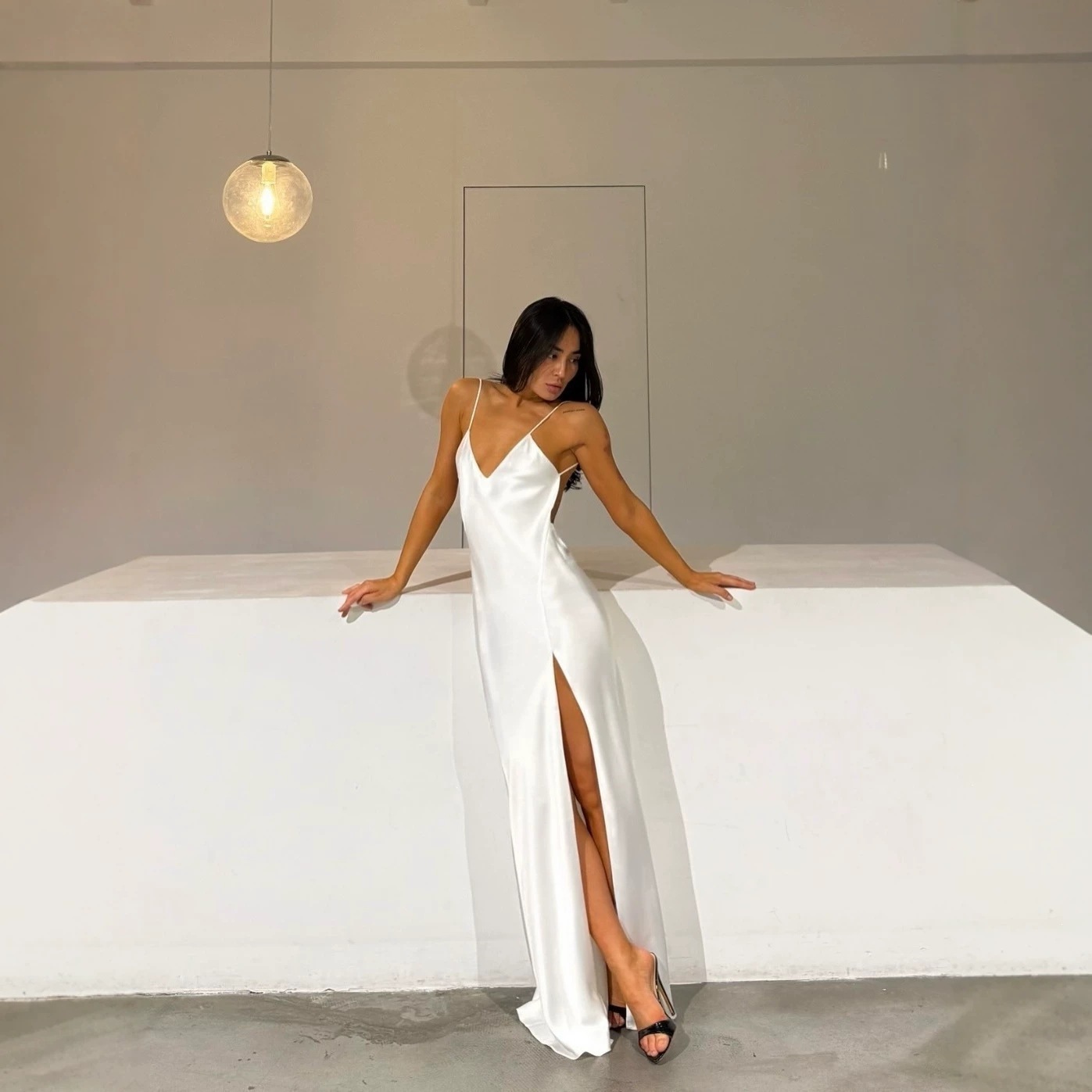 Biała, satynowa, długa suknia  – Elegant Satin Evening Gown Split recenzja i cena